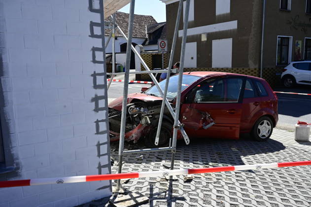 Görlitz: Verfolgungsjagd endet mit Crash an Hauswand Fahrer stand unter DrogenEine rücksichtslose Flucht vor der Polizei endete am Donnerstagvormittag (27. August 2026) an der Kreuzung Zittauer Straße Posottendorfer Straße in Görlitz mit einem schweren Unfall. Ein 36-jähriger Ford-Fahrer flüchtete zuvor nach einer Unfallflucht in Hagenwerder mit hoher Geschwindigkeit vor mehreren Streifenwagen.Beim Versuch, nach rechts in die Posottendorfer Straße abzubiegen, verlor der Mann die Kontrolle über seinen roten Ford Fiesta. Das Fahrzeug krachte frontal in ein Wohnhaus und rammte ein dort aufgestelltes Baugerüst. Zwei Bauarbeiter, die sich auf dem Gerüst befanden, blieben wie durch ein Wunder unverletzt. Der 36-jährige Fahrer e Copyright: xMatthiasxWehnertx