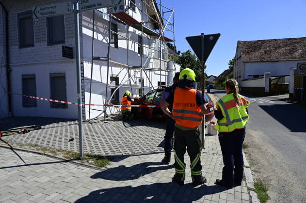 Görlitz: Verfolgungsjagd endet mit Crash an Hauswand Fahrer stand unter DrogenEine rücksichtslose Flucht vor der Polizei endete am Donnerstagvormittag (27. August 2026) an der Kreuzung Zittauer Straße Posottendorfer Straße in Görlitz mit einem schweren Unfall. Ein 36-jähriger Ford-Fahrer flüchtete zuvor nach einer Unfallflucht in Hagenwerder mit hoher Geschwindigkeit vor mehreren Streifenwagen.Beim Versuch, nach rechts in die Posottendorfer Straße abzubiegen, verlor der Mann die Kontrolle über seinen roten Ford Fiesta. Das Fahrzeug krachte frontal in ein Wohnhaus und rammte ein dort aufgestelltes Baugerüst. Zwei Bauarbeiter, die sich auf dem Gerüst befanden, blieben wie durch ein Wunder unverletzt. Der 36-jährige Fahrer e Copyright: xMatthiasxWehnertx