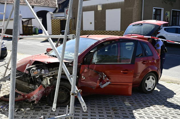 Görlitz: Verfolgungsjagd endet mit Crash an Hauswand Fahrer stand unter DrogenEine rücksichtslose Flucht vor der Polizei endete am Donnerstagvormittag (27. August 2026) an der Kreuzung Zittauer Straße Posottendorfer Straße in Görlitz mit einem schweren Unfall. Ein 36-jähriger Ford-Fahrer flüchtete zuvor nach einer Unfallflucht in Hagenwerder mit hoher Geschwindigkeit vor mehreren Streifenwagen.Beim Versuch, nach rechts in die Posottendorfer Straße abzubiegen, verlor der Mann die Kontrolle über seinen roten Ford Fiesta. Das Fahrzeug krachte frontal in ein Wohnhaus und rammte ein dort aufgestelltes Baugerüst. Zwei Bauarbeiter, die sich auf dem Gerüst befanden, blieben wie durch ein Wunder unverletzt. Der 36-jährige Fahrer e Copyright: xMatthiasxWehnertx