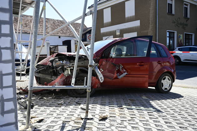Görlitz: Verfolgungsjagd endet mit Crash an Hauswand Fahrer stand unter DrogenEine rücksichtslose Flucht vor der Polizei endete am Donnerstagvormittag (27. August 2026) an der Kreuzung Zittauer Straße Posottendorfer Straße in Görlitz mit einem schweren Unfall. Ein 36-jähriger Ford-Fahrer flüchtete zuvor nach einer Unfallflucht in Hagenwerder mit hoher Geschwindigkeit vor mehreren Streifenwagen.Beim Versuch, nach rechts in die Posottendorfer Straße abzubiegen, verlor der Mann die Kontrolle über seinen roten Ford Fiesta. Das Fahrzeug krachte frontal in ein Wohnhaus und rammte ein dort aufgestelltes Baugerüst. Zwei Bauarbeiter, die sich auf dem Gerüst befanden, blieben wie durch ein Wunder unverletzt. Der 36-jährige Fahrer e Copyright: xMatthiasxWehnertx