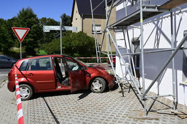 Görlitz: Verfolgungsjagd endet mit Crash an Hauswand Fahrer stand unter DrogenEine rücksichtslose Flucht vor der Polizei endete am Donnerstagvormittag (27. August 2026) an der Kreuzung Zittauer Straße Posottendorfer Straße in Görlitz mit einem schweren Unfall. Ein 36-jähriger Ford-Fahrer flüchtete zuvor nach einer Unfallflucht in Hagenwerder mit hoher Geschwindigkeit vor mehreren Streifenwagen.Beim Versuch, nach rechts in die Posottendorfer Straße abzubiegen, verlor der Mann die Kontrolle über seinen roten Ford Fiesta. Das Fahrzeug krachte frontal in ein Wohnhaus und rammte ein dort aufgestelltes Baugerüst. Zwei Bauarbeiter, die sich auf dem Gerüst befanden, blieben wie durch ein Wunder unverletzt. Der 36-jährige Fahrer e Copyright: xMatthiasxWehnertx