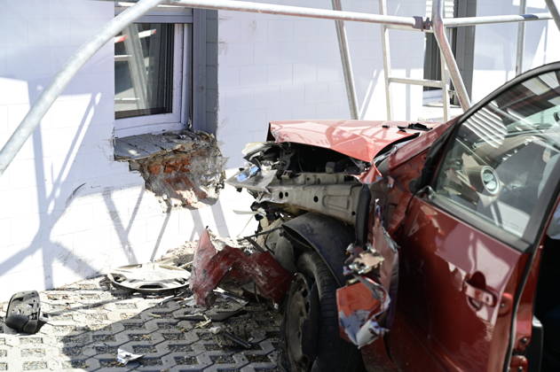 Görlitz: Verfolgungsjagd endet mit Crash an Hauswand Fahrer stand unter DrogenEine rücksichtslose Flucht vor der Polizei endete am Donnerstagvormittag (27. August 2026) an der Kreuzung Zittauer Straße Posottendorfer Straße in Görlitz mit einem schweren Unfall. Ein 36-jähriger Ford-Fahrer flüchtete zuvor nach einer Unfallflucht in Hagenwerder mit hoher Geschwindigkeit vor mehreren Streifenwagen.Beim Versuch, nach rechts in die Posottendorfer Straße abzubiegen, verlor der Mann die Kontrolle über seinen roten Ford Fiesta. Das Fahrzeug krachte frontal in ein Wohnhaus und rammte ein dort aufgestelltes Baugerüst. Zwei Bauarbeiter, die sich auf dem Gerüst befanden, blieben wie durch ein Wunder unverletzt. Der 36-jährige Fahrer e Copyright: xMatthiasxWehnertx