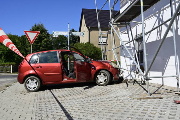 Görlitz: Verfolgungsjagd endet mit Crash an Hauswand Fahrer stand unter DrogenEine rücksichtslose Flucht vor der Polizei endete am Donnerstagvormittag (27. August 2026) an der Kreuzung Zittauer Straße Posottendorfer Straße in Görlitz mit einem schweren Unfall. Ein 36-jähriger Ford-Fahrer flüchtete zuvor nach einer Unfallflucht in Hagenwerder mit hoher Geschwindigkeit vor mehreren Streifenwagen.Beim Versuch, nach rechts in die Posottendorfer Straße abzubiegen, verlor der Mann die Kontrolle über seinen roten Ford Fiesta. Das Fahrzeug krachte frontal in ein Wohnhaus und rammte ein dort aufgestelltes Baugerüst. Zwei Bauarbeiter, die sich auf dem Gerüst befanden, blieben wie durch ein Wunder unverletzt. Der 36-jährige Fahrer e Copyright: xMatthiasxWehnertx
