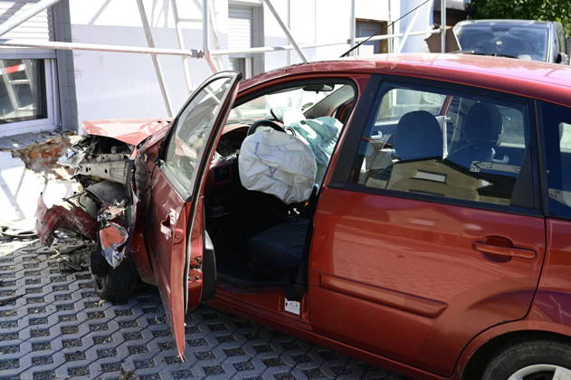 Görlitz: Verfolgungsjagd endet mit Crash an Hauswand Fahrer stand unter DrogenEine rücksichtslose Flucht vor der Polizei endete am Donnerstagvormittag (27. August 2026) an der Kreuzung Zittauer Straße Posottendorfer Straße in Görlitz mit einem schweren Unfall. Ein 36-jähriger Ford-Fahrer flüchtete zuvor nach einer Unfallflucht in Hagenwerder mit hoher Geschwindigkeit vor mehreren Streifenwagen.Beim Versuch, nach rechts in die Posottendorfer Straße abzubiegen, verlor der Mann die Kontrolle über seinen roten Ford Fiesta. Das Fahrzeug krachte frontal in ein Wohnhaus und rammte ein dort aufgestelltes Baugerüst. Zwei Bauarbeiter, die sich auf dem Gerüst befanden, blieben wie durch ein Wunder unverletzt. Der 36-jährige Fahrer e Copyright: xMatthiasxWehnertx