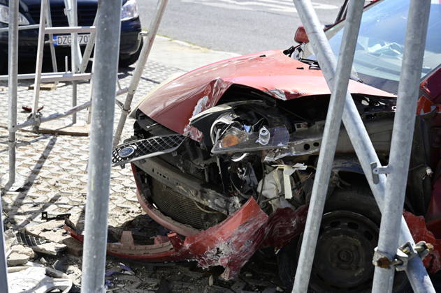Görlitz: Verfolgungsjagd endet mit Crash an Hauswand Fahrer stand unter DrogenEine rücksichtslose Flucht vor der Polizei endete am Donnerstagvormittag (27. August 2026) an der Kreuzung Zittauer Straße Posottendorfer Straße in Görlitz mit einem schweren Unfall. Ein 36-jähriger Ford-Fahrer flüchtete zuvor nach einer Unfallflucht in Hagenwerder mit hoher Geschwindigkeit vor mehreren Streifenwagen.Beim Versuch, nach rechts in die Posottendorfer Straße abzubiegen, verlor der Mann die Kontrolle über seinen roten Ford Fiesta. Das Fahrzeug krachte frontal in ein Wohnhaus und rammte ein dort aufgestelltes Baugerüst. Zwei Bauarbeiter, die sich auf dem Gerüst befanden, blieben wie durch ein Wunder unverletzt. Der 36-jährige Fahrer e Copyright: xMatthiasxWehnertx