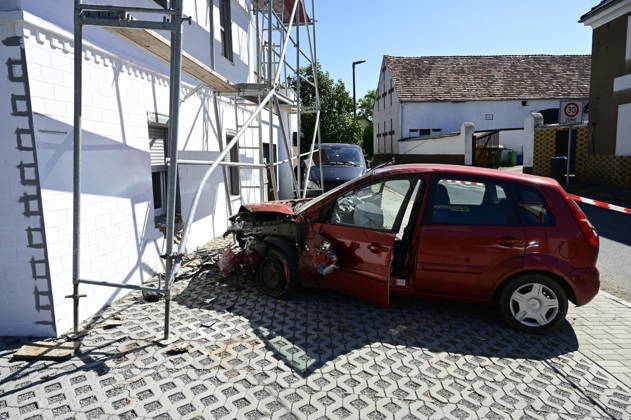 Görlitz: Verfolgungsjagd endet mit Crash an Hauswand Fahrer stand unter DrogenEine rücksichtslose Flucht vor der Polizei endete am Donnerstagvormittag (27. August 2026) an der Kreuzung Zittauer Straße Posottendorfer Straße in Görlitz mit einem schweren Unfall. Ein 36-jähriger Ford-Fahrer flüchtete zuvor nach einer Unfallflucht in Hagenwerder mit hoher Geschwindigkeit vor mehreren Streifenwagen.Beim Versuch, nach rechts in die Posottendorfer Straße abzubiegen, verlor der Mann die Kontrolle über seinen roten Ford Fiesta. Das Fahrzeug krachte frontal in ein Wohnhaus und rammte ein dort aufgestelltes Baugerüst. Zwei Bauarbeiter, die sich auf dem Gerüst befanden, blieben wie durch ein Wunder unverletzt. Der 36-jährige Fahrer e Copyright: xMatthiasxWehnertx