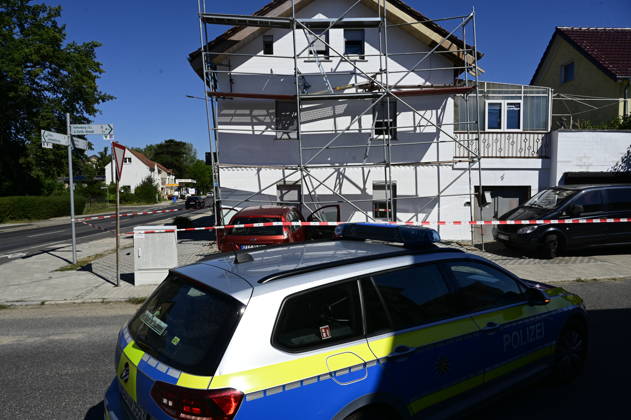 Görlitz: Verfolgungsjagd endet mit Crash an Hauswand Fahrer stand unter DrogenEine rücksichtslose Flucht vor der Polizei endete am Donnerstagvormittag (27. August 2026) an der Kreuzung Zittauer Straße Posottendorfer Straße in Görlitz mit einem schweren Unfall. Ein 36-jähriger Ford-Fahrer flüchtete zuvor nach einer Unfallflucht in Hagenwerder mit hoher Geschwindigkeit vor mehreren Streifenwagen.Beim Versuch, nach rechts in die Posottendorfer Straße abzubiegen, verlor der Mann die Kontrolle über seinen roten Ford Fiesta. Das Fahrzeug krachte frontal in ein Wohnhaus und rammte ein dort aufgestelltes Baugerüst. Zwei Bauarbeiter, die sich auf dem Gerüst befanden, blieben wie durch ein Wunder unverletzt. Der 36-jährige Fahrer e Copyright: xMatthiasxWehnertx