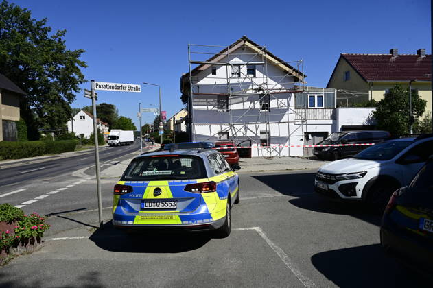 Görlitz: Verfolgungsjagd endet mit Crash an Hauswand Fahrer stand unter DrogenEine rücksichtslose Flucht vor der Polizei endete am Donnerstagvormittag (27. August 2026) an der Kreuzung Zittauer Straße Posottendorfer Straße in Görlitz mit einem schweren Unfall. Ein 36-jähriger Ford-Fahrer flüchtete zuvor nach einer Unfallflucht in Hagenwerder mit hoher Geschwindigkeit vor mehreren Streifenwagen.Beim Versuch, nach rechts in die Posottendorfer Straße abzubiegen, verlor der Mann die Kontrolle über seinen roten Ford Fiesta. Das Fahrzeug krachte frontal in ein Wohnhaus und rammte ein dort aufgestelltes Baugerüst. Zwei Bauarbeiter, die sich auf dem Gerüst befanden, blieben wie durch ein Wunder unverletzt. Der 36-jährige Fahrer e Copyright: xMatthiasxWehnertx