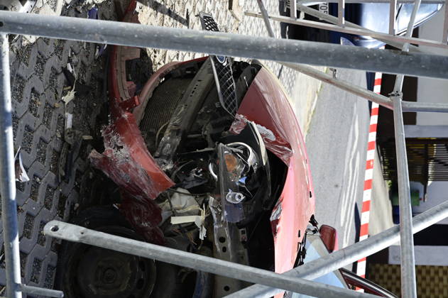 Görlitz: Verfolgungsjagd endet mit Crash an Hauswand Fahrer stand unter DrogenEine rücksichtslose Flucht vor der Polizei endete am Donnerstagvormittag (27. August 2026) an der Kreuzung Zittauer Straße Posottendorfer Straße in Görlitz mit einem schweren Unfall. Ein 36-jähriger Ford-Fahrer flüchtete zuvor nach einer Unfallflucht in Hagenwerder mit hoher Geschwindigkeit vor mehreren Streifenwagen.Beim Versuch, nach rechts in die Posottendorfer Straße abzubiegen, verlor der Mann die Kontrolle über seinen roten Ford Fiesta. Das Fahrzeug krachte frontal in ein Wohnhaus und rammte ein dort aufgestelltes Baugerüst. Zwei Bauarbeiter, die sich auf dem Gerüst befanden, blieben wie durch ein Wunder unverletzt. Der 36-jährige Fahrer e Copyright: xMatthiasxWehnertx