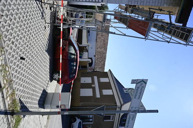 Görlitz: Verfolgungsjagd endet mit Crash an Hauswand Fahrer stand unter DrogenEine rücksichtslose Flucht vor der Polizei endete am Donnerstagvormittag (27. August 2026) an der Kreuzung Zittauer Straße Posottendorfer Straße in Görlitz mit einem schweren Unfall. Ein 36-jähriger Ford-Fahrer flüchtete zuvor nach einer Unfallflucht in Hagenwerder mit hoher Geschwindigkeit vor mehreren Streifenwagen.Beim Versuch, nach rechts in die Posottendorfer Straße abzubiegen, verlor der Mann die Kontrolle über seinen roten Ford Fiesta. Das Fahrzeug krachte frontal in ein Wohnhaus und rammte ein dort aufgestelltes Baugerüst. Zwei Bauarbeiter, die sich auf dem Gerüst befanden, blieben wie durch ein Wunder unverletzt. Der 36-jährige Fahrer e Copyright: xMatthiasxWehnertx