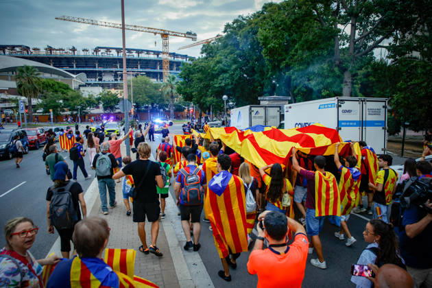 ANC Protest Outside Camp Nou Several people during a protest outside Camp Nou on August 27, 2026, in Barcelona, Catalonia, Spain. The rally was organized by the Catalan National Assembly (ANC) as an act of celebration of the estelada flag. The demonstration comes in response to the FC Barcelona board’s decision to cancel the tribute to the players who won the World Cup with the Spanish national team during this Thursday’s La Liga match against Athletic at Spotify Camp Nou AUGUST 27, 2026 INDEPENDENCE MOVEMENT NATIONAL SOCCER TEAM Kike Rincó Barcelona, Catalonia Barcelona, Catalonia, Spain  Copyright: xKikexRinconx 7734852