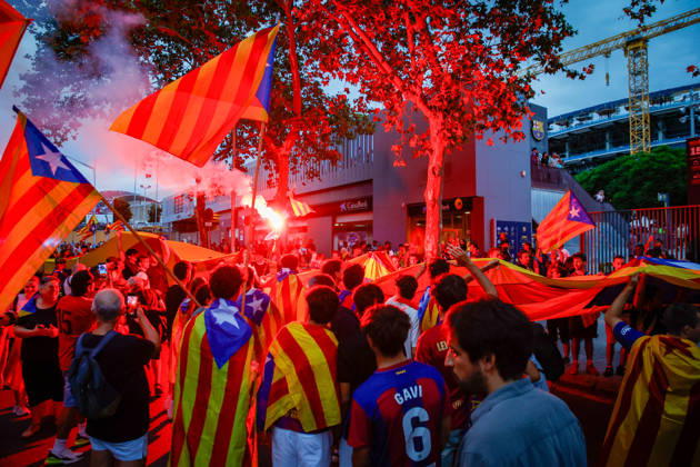ANC Protest Outside Camp Nou Several people during a protest outside Camp Nou on August 27, 2026, in Barcelona, Catalonia, Spain. The rally was organized by the Catalan National Assembly (ANC) as an act of celebration of the estelada flag. The demonstration comes in response to the FC Barcelona board’s decision to cancel the tribute to the players who won the World Cup with the Spanish national team during this Thursday’s La Liga match against Athletic at Spotify Camp Nou AUGUST 27, 2026 INDEPENDENCE MOVEMENT NATIONAL SOCCER TEAM Kike Rincó Barcelona, Catalonia Barcelona, Catalonia, Spain  Copyright: xKikexRinconx 7734855