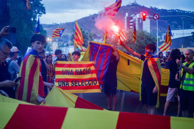 ANC Protest Outside Camp Nou Several people during a protest outside Camp Nou on August 27, 2026, in Barcelona, Catalonia, Spain. The rally was organized by the Catalan National Assembly (ANC) as an act of celebration of the estelada flag. The demonstration comes in response to the FC Barcelona board’s decision to cancel the tribute to the players who won the World Cup with the Spanish national team during this Thursday’s La Liga match against Athletic at Spotify Camp Nou AUGUST 27, 2026 INDEPENDENCE MOVEMENT NATIONAL SOCCER TEAM Kike Rincó Barcelona, Catalonia Barcelona, Catalonia, Spain  Copyright: xKikexRinconx 7734857