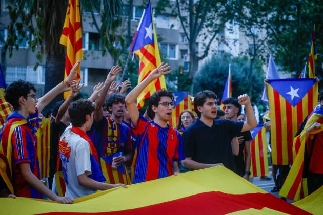 ANC Protest Outside Camp Nou Several people during a protest outside Camp Nou on August 27, 2026, in Barcelona, Catalonia, Spain. The rally was organized by the Catalan National Assembly (ANC) as an act of celebration of the estelada flag. The demonstration comes in response to the FC Barcelona board’s decision to cancel the tribute to the players who won the World Cup with the Spanish national team during this Thursday’s La Liga match against Athletic at Spotify Camp Nou AUGUST 27, 2026 INDEPENDENCE MOVEMENT NATIONAL SOCCER TEAM Kike Rincó Barcelona, Catalonia Barcelona, Catalonia, Spain  Copyright: xKikexRinconx 7734858