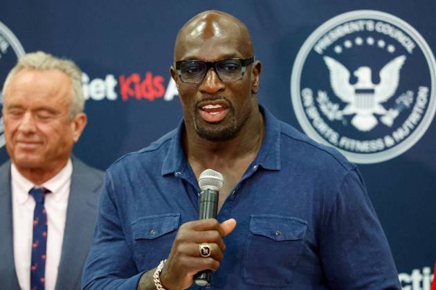 August 27, 2026, Tampa, Florida, USA: Thaddeus Bullard, a WWE Hall of Famer, speaks to students during the Presidential Fitness Test event at Gaither High School on Thursday, Aug. 27, 2026, in Tampa. Tampa USA  - ZUMAs70_ 20260827_zan_s70_018 Copyright: xJeffereexWoox