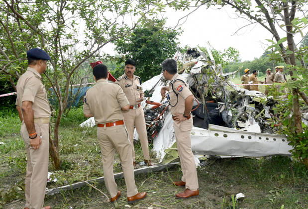 A twin-engine four-seater training aircraft crashes in a field in Kanpur; the instructor pilot and trainee pilot dead Kanpur, Aug 27 (ANI): Police personnel at the site after a twin-engine four-seater training aircraft crashed near the Ganga Barrage, in Kanpur on Thursday. Reportedly, instructor pilot and trainee pilot dead. Kanpur Uttar Pradesh India Copyright: xANIx ANI_20260827078