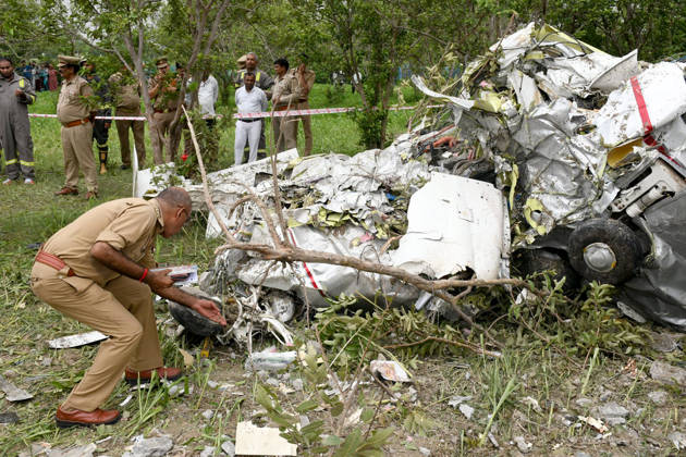 A twin-engine four-seater training aircraft crashes in a field in Kanpur; the instructor pilot and trainee pilot dead Kanpur, Aug 27 (ANI): Police personnel at the site after a twin-engine four-seater training aircraft crashed near the Ganga Barrage, in Kanpur on Thursday. Reportedly, instructor pilot and trainee pilot dead. Kanpur Uttar Pradesh India Copyright: xANIx ANI_20260827085