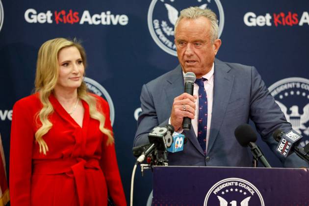 August 27, 2026, Tampa, Florida, USA: U.S. Secretary of Health and Human Services Robert F. Kennedy, Jr. speaks to students, while Rep. Laurel Lee, R-Tampa, listens during the Presidential Fitness Test event at Gaither High School on Thursday, Aug. 27, 2026, in Tampa. Tampa USA - ZUMAs70_ 20260827_zan_s70_021 Copyright: xJeffereexWoox
