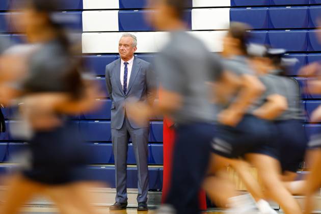August 27, 2026, Tampa, Florida, USA: U.S. Secretary of Health and Human Services Robert F. Kennedy, Jr. watches students run during the Presidential Fitness Test event at Gaither High School on Thursday, Aug. 27, 2026, in Tampa. Tampa USA  - ZUMAs70_ 20260827_zan_s70_029 Copyright: xJeffereexWoox