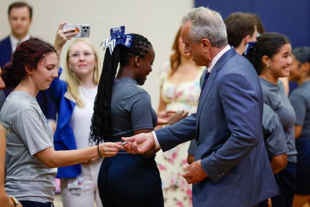 August 27, 2026, Tampa, Florida, USA: U.S. Secretary of Health and Human Services Robert F. Kennedy, Jr. hands out a gift to students, after they finish their workout during the Presidential Fitness Test event at Gaither High School on Thursday, Aug. 27, 2026, in Tampa. Tampa USA  - ZUMAs70_ 20260827_zan_s70_032 Copyright: xJeffereexWoox