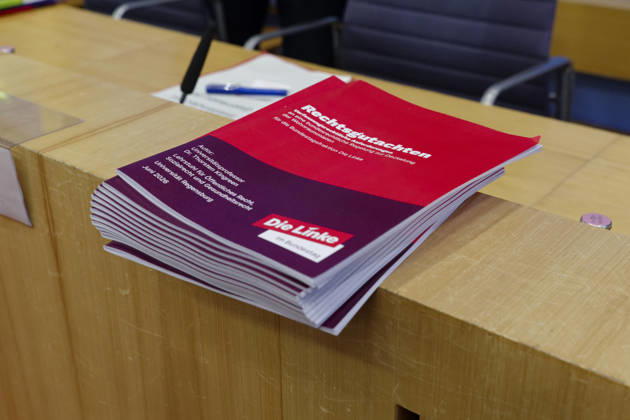 Die Linke: Bundesmietendeckel grundrechtskonform 2026-08-27 Deutschland, Berlin Bundespressekonferenz zu dem von der Fraktion die Linke im Deutschen Bundestag in Auftrag gegebenen Rechtsgutachten zur Einführung eines bundesweiten Mietendeckels. Im Bild die Druckausgabe des Rechtsgutachtens.