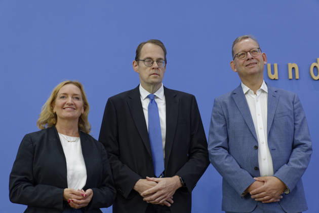 Die Linke: Bundesmietendeckel grundrechtskonform 2026-08-27 Deutschland, Berlin Bundespressekonferenz zu dem von der Fraktion die Linke im Deutschen Bundestag in Auftrag gegebenen Rechtsgutachten zur Einführung eines bundesweiten Mietendeckels. Im Bild v.l. Caren Lay, Sprecherin für Mieten-, Bau- und Wohnungspolitik der Fraktion Die Linke im Bundestag, Sören Pellmann, Vorsitzender der Frakktion die Linke im Bundestag, Prof. Thorsten Kingreen, Lehrstuhl für Öffentliches Recht, Sozialrecht und Gesundheitsrecht an der Universität Regensburg.