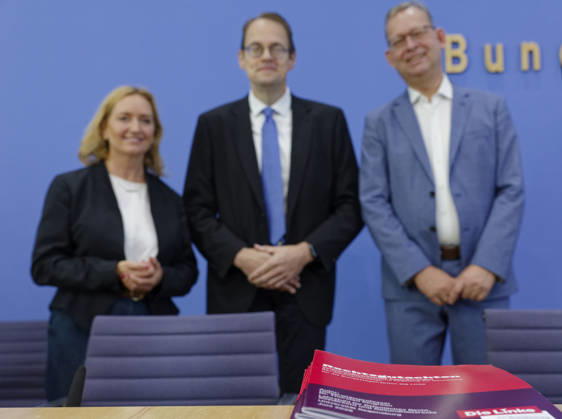 Die Linke: Bundesmietendeckel grundrechtskonform 2026-08-27 Deutschland, Berlin Bundespressekonferenz zu dem von der Fraktion die Linke im Deutschen Bundestag in Auftrag gegebenen Rechtsgutachten zur Einführung eines bundesweiten Mietendeckels. Im Bild v.l. Caren Lay, Sprecherin für Mieten-, Bau- und Wohnungspolitik der Fraktion Die Linke im Bundestag, Sören Pellmann, Vorsitzender der Frakktion die Linke im Bundestag, Prof. Thorsten Kingreen, Lehrstuhl für Öffentliches Recht, Sozialrecht und Gesundheitsrecht an der Universität Regensburg.
