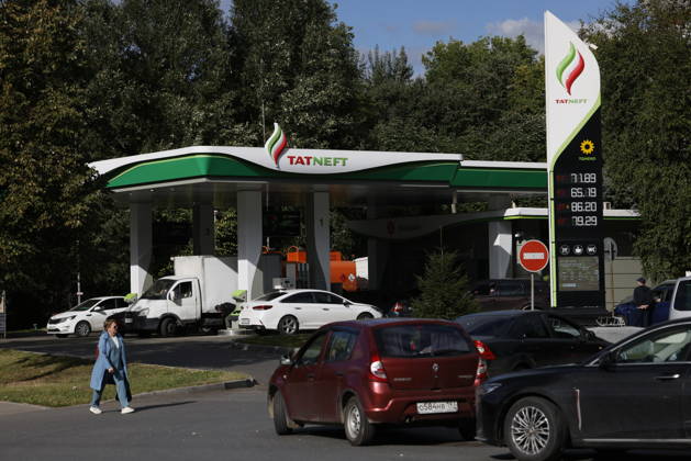 Fuel shortages hit Moscow MOSCOW, RUSSIA - AUGUST 27: Drivers queue at gas stations while others face fuel shortages in Moscow, Russia, on August 27, 2026. Severe fuel supply disruptions across the capital have led to dry pumps at several filling stations and long lines of vehicles waiting for gasoline and diesel at operational locations. Yulia Morozova Anadolu Moscow Russia. Editorial use only. Please get in touch for any other usage.  Copyright: x2026xAnadoluxYuliaxMorozovax