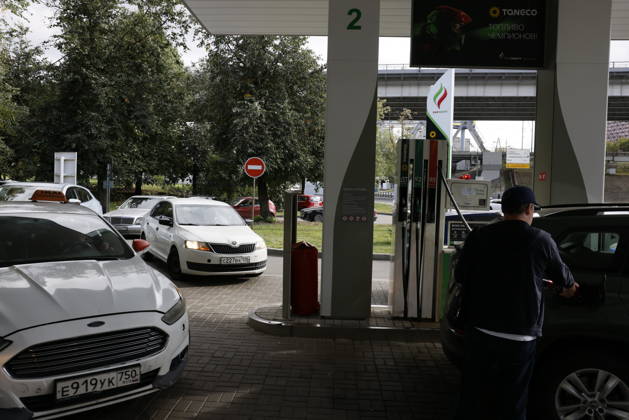 Fuel shortages hit Moscow MOSCOW, RUSSIA - AUGUST 27: Drivers queue at gas stations while others face fuel shortages in Moscow, Russia, on August 27, 2026. Severe fuel supply disruptions across the capital have led to dry pumps at several filling stations and long lines of vehicles waiting for gasoline and diesel at operational locations. Yulia Morozova Anadolu Moscow Russia. Editorial use only. Please get in touch for any other usage.  Copyright: x2026xAnadoluxYuliaxMorozovax
