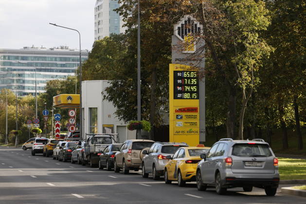 Fuel shortages hit Moscow MOSCOW, RUSSIA - AUGUST 27: Drivers queue at gas stations while others face fuel shortages in Moscow, Russia, on August 27, 2026. Severe fuel supply disruptions across the capital have led to dry pumps at several filling stations and long lines of vehicles waiting for gasoline and diesel at operational locations. Yulia Morozova Anadolu Moscow Russia. Editorial use only. Please get in touch for any other usage.  Copyright: x2026xAnadoluxYuliaxMorozovax