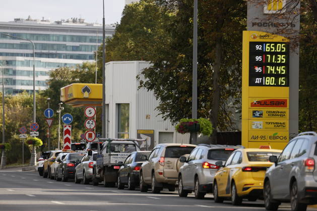 Fuel shortages hit Moscow MOSCOW, RUSSIA - AUGUST 27: Drivers queue at gas stations while others face fuel shortages in Moscow, Russia, on August 27, 2026. Severe fuel supply disruptions across the capital have led to dry pumps at several filling stations and long lines of vehicles waiting for gasoline and diesel at operational locations. Yulia Morozova Anadolu Moscow Russia. Editorial use only. Please get in touch for any other usage.  Copyright: x2026xAnadoluxYuliaxMorozovax