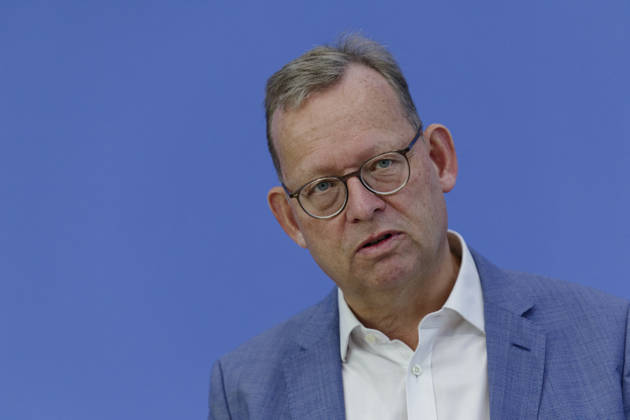 Gutachten: Bundesmietendeckel grundgesetzkonform 2026-08-27 Deutschland, Berlin Bundespressekonferenz zu dem von der Fraktion die Linke im Deutschen Bundestag in Auftrag gegebenen Rechtsgutachten zur Einführung eines bundesweiten Mietendeckels. Im Bild Prof. Thorsten Kingreen, Lehrstuhl für Öffentliches Recht, Sozialrecht und Gesundheitsrecht an der Universität Regensburg.