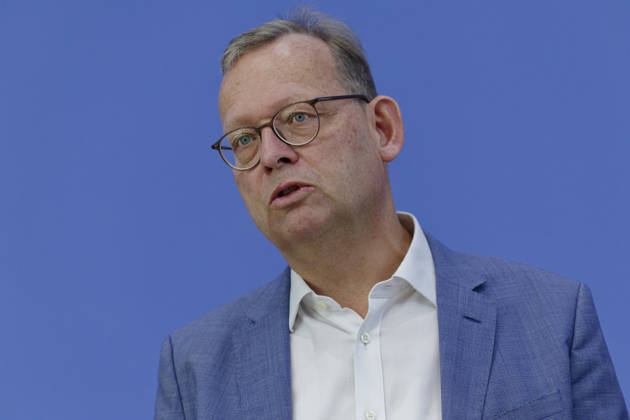 Gutachten: Bundesmietendeckel grundgesetzkonform 2026-08-27 Deutschland, Berlin Bundespressekonferenz zu dem von der Fraktion die Linke im Deutschen Bundestag in Auftrag gegebenen Rechtsgutachten zur Einführung eines bundesweiten Mietendeckels. Im Bild Prof. Thorsten Kingreen, Lehrstuhl für Öffentliches Recht, Sozialrecht und Gesundheitsrecht an der Universität Regensburg.