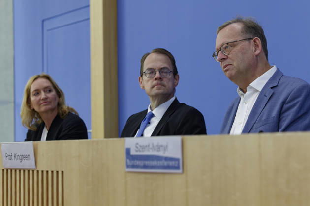 Die Linke: Bundesmietendeckel grundrechtskonform 2026-08-27 Deutschland, Berlin Bundespressekonferenz zu dem von der Fraktion die Linke im Deutschen Bundestag in Auftrag gegebenen Rechtsgutachten zur Einführung eines bundesweiten Mietendeckels. Im Bild v.l. Caren Lay, Sprecherin für Mieten-, Bau- und Wohnungspolitik der Fraktion Die Linke im Bundestag, Sören Pellmann, Vorsitzender der Frakktion die Linke im Bundestag, Prof. Thorsten Kingreen, Lehrstuhl für Öffentliches Recht, Sozialrecht und Gesundheitsrecht an der Universität Regensburg.