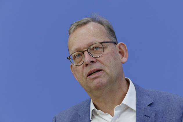 Gutachten: Bundesmietendeckel grundgesetzkonform 2026-08-27 Deutschland, Berlin Bundespressekonferenz zu dem von der Fraktion die Linke im Deutschen Bundestag in Auftrag gegebenen Rechtsgutachten zur Einführung eines bundesweiten Mietendeckels. Im Bild Prof. Thorsten Kingreen, Lehrstuhl für Öffentliches Recht, Sozialrecht und Gesundheitsrecht an der Universität Regensburg.