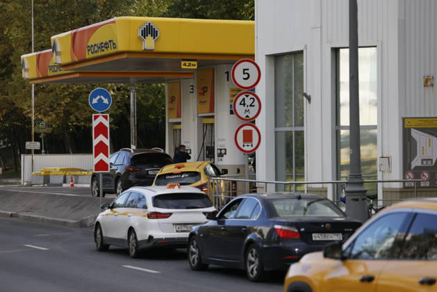 Fuel shortages hit Moscow MOSCOW, RUSSIA - AUGUST 27: Drivers queue at gas stations while others face fuel shortages in Moscow, Russia, on August 27, 2026. Severe fuel supply disruptions across the capital have led to dry pumps at several filling stations and long lines of vehicles waiting for gasoline and diesel at operational locations. Yulia Morozova Anadolu Moscow Russia. Editorial use only. Please get in touch for any other usage.  Copyright: x2026xAnadoluxYuliaxMorozovax