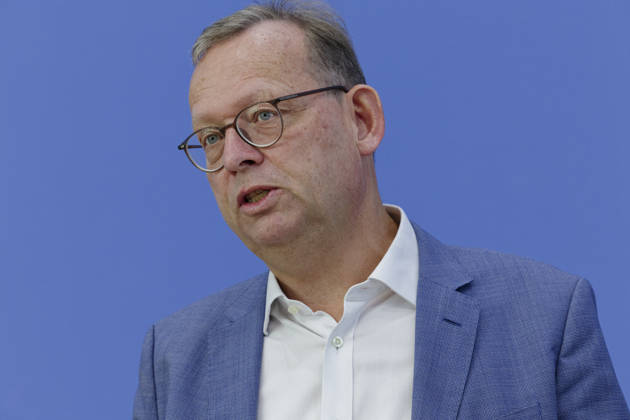 Gutachten: Bundesmietendeckel grundgesetzkonform 2026-08-27 Deutschland, Berlin Bundespressekonferenz zu dem von der Fraktion die Linke im Deutschen Bundestag in Auftrag gegebenen Rechtsgutachten zur Einführung eines bundesweiten Mietendeckels. Im Bild Prof. Thorsten Kingreen, Lehrstuhl für Öffentliches Recht, Sozialrecht und Gesundheitsrecht an der Universität Regensburg.