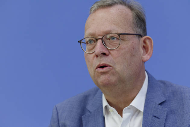 Gutachten: Bundesmietendeckel grundgesetzkonform 2026-08-27 Deutschland, Berlin Bundespressekonferenz zu dem von der Fraktion die Linke im Deutschen Bundestag in Auftrag gegebenen Rechtsgutachten zur Einführung eines bundesweiten Mietendeckels. Im Bild Prof. Thorsten Kingreen, Lehrstuhl für Öffentliches Recht, Sozialrecht und Gesundheitsrecht an der Universität Regensburg.
