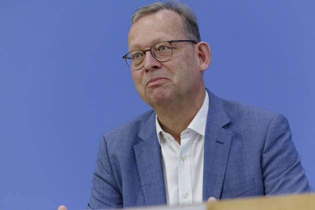Gutachten: Bundesmietendeckel grundgesetzkonform 2026-08-27 Deutschland, Berlin Bundespressekonferenz zu dem von der Fraktion die Linke im Deutschen Bundestag in Auftrag gegebenen Rechtsgutachten zur Einführung eines bundesweiten Mietendeckels. Im Bild Prof. Thorsten Kingreen, Lehrstuhl für Öffentliches Recht, Sozialrecht und Gesundheitsrecht an der Universität Regensburg.