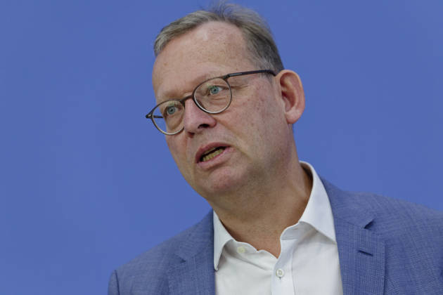 Gutachten: Bundesmietendeckel grundgesetzkonform 2026-08-27 Deutschland, Berlin Bundespressekonferenz zu dem von der Fraktion die Linke im Deutschen Bundestag in Auftrag gegebenen Rechtsgutachten zur Einführung eines bundesweiten Mietendeckels. Im Bild Prof. Thorsten Kingreen, Lehrstuhl für Öffentliches Recht, Sozialrecht und Gesundheitsrecht an der Universität Regensburg.