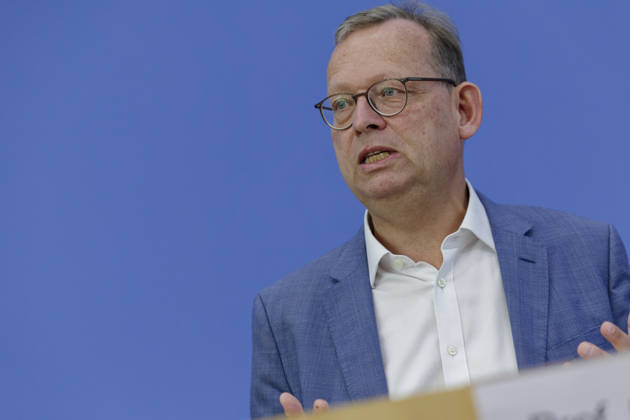 Gutachten: Bundesmietendeckel grundgesetzkonform 2026-08-27 Deutschland, Berlin Bundespressekonferenz zu dem von der Fraktion die Linke im Deutschen Bundestag in Auftrag gegebenen Rechtsgutachten zur Einführung eines bundesweiten Mietendeckels. Im Bild Prof. Thorsten Kingreen, Lehrstuhl für Öffentliches Recht, Sozialrecht und Gesundheitsrecht an der Universität Regensburg.
