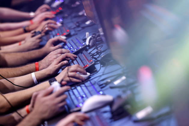 Besucher spielen Videospiele Bildschirmen auf der weltgrößten Computerspielmesse Gamescom 26 in der Koelnmesse. (Themenbild, Symbolbild) Köln, 27.08.2026 NRW Deutschland Copyright: xChristophxHardtx