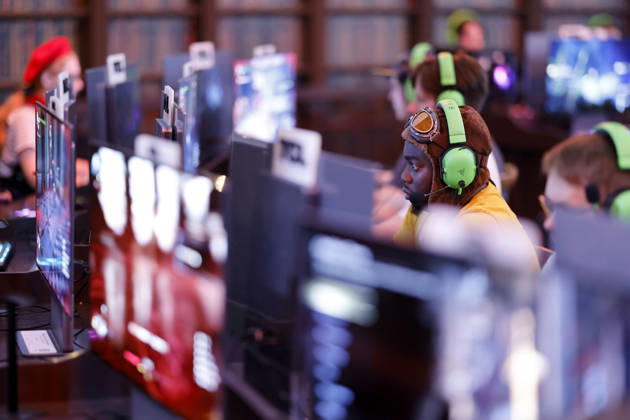 Besucher spielen Videospiele Bildschirmen auf der weltgrößten Computerspielmesse Gamescom 26 in der Koelnmesse. (Themenbild, Symbolbild) Köln, 27.08.2026 NRW Deutschland Copyright: xChristophxHardtx