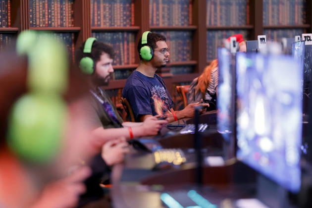 Besucher spielen Videospiele Bildschirmen auf der weltgrößten Computerspielmesse Gamescom 26 in der Koelnmesse. (Themenbild, Symbolbild) Köln, 27.08.2026 NRW Deutschland Copyright: xChristophxHardtx