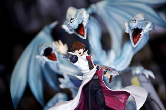 Eine Figur von Seto Kaiba aus Yu-Gi-Oh! vor seinem Blauäugiger ultimativer Dracheauf zu sehen auf der weltgrößten Computerspielmesse Gamescom 26 in der Koelnmesse. (Themenbild, Symbolbild) Köln, 27.08.2026 NRW Deutschland Copyright: xChristophxHardtx