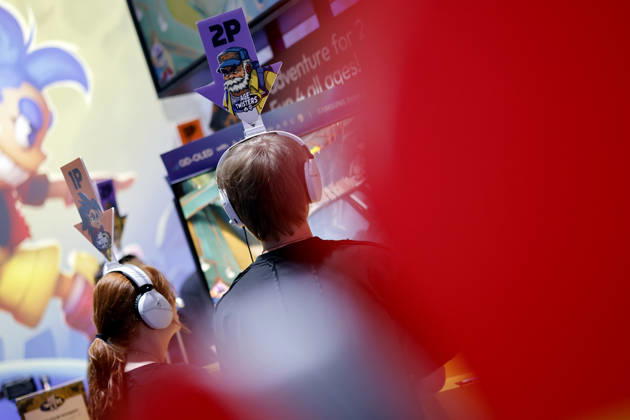 Besucher spielen Videospiele Bildschirmen auf der weltgrößten Computerspielmesse Gamescom 26 in der Koelnmesse. (Themenbild, Symbolbild) Köln, 27.08.2026 NRW Deutschland Copyright: xChristophxHardtx