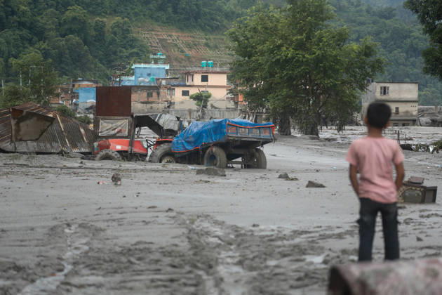 Nepal Disaster: The Second Day Of Devastation, Rescue And Recovery People observe the aftermath of flooding in Nuwakot, Nepal, on August 27, 2026, following an outburst of a glacial lake in Tibet. Nuwakot Nepal  Copyright: xSanjitxPariyarx originalFilename: pariyar-notitle260827_npPtB.jpg