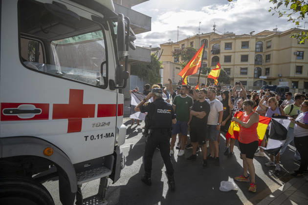 Protest Against Migrants in Ceuta: Several people during a demonstration to protest the situation caused by the mass arrival of migrants, on August 27, 2026, in Ceuta, Spain. Protesters attempted to block Red Cross volunteers from distributing food bags to migrants on Trampolín Beach and caused disturbances on Benítez Beach in Ceuta, which led to police charges, after they broke into the migrant encampments where people spend the night in the area and caused damage, including the burning of belongings. AUGUST 27, 2026 MIGRATION CRISIS Ceuta, Spain  Copyright: xMarcosxMorenox 7735004