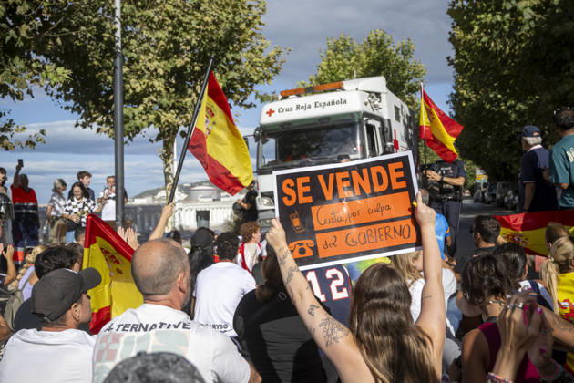 Protest Against Migrants in Ceuta: Several people during a demonstration to protest the situation caused by the mass arrival of migrants, on August 27, 2026, in Ceuta, Spain. Protesters attempted to block Red Cross volunteers from distributing food bags to migrants on Trampolín Beach and caused disturbances on Benítez Beach in Ceuta, which led to police charges, after they broke into the migrant encampments where people spend the night in the area and caused damage, including the burning of belongings. AUGUST 27, 2026 MIGRATION CRISIS Ceuta, Spain  Copyright: xMarcosxMorenox 7735009