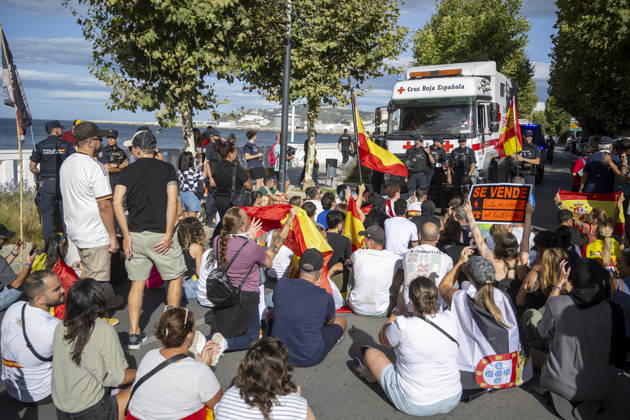 Protest Against Migrants in Ceuta: Several people during a demonstration to protest the situation caused by the mass arrival of migrants, on August 27, 2026, in Ceuta, Spain. Protesters attempted to block Red Cross volunteers from distributing food bags to migrants on Trampolín Beach and caused disturbances on Benítez Beach in Ceuta, which led to police charges, after they broke into the migrant encampments where people spend the night in the area and caused damage, including the burning of personal belongings. AUGUST 27, 2026 MIGRATION CRISIS Ceuta, Spain  Copyright: xMarcosxMorenox 7735010